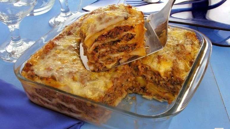 Lasanha com massa de pastel e carne moída