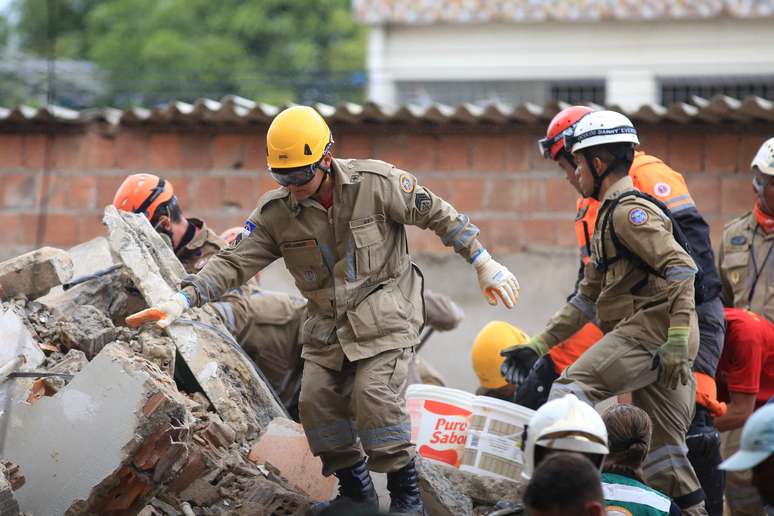 Bombeiros procuram vítimas de desabamento de prédio no Grande Recife 