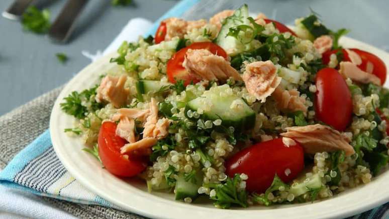 Salada de quinoa com atum e pepino