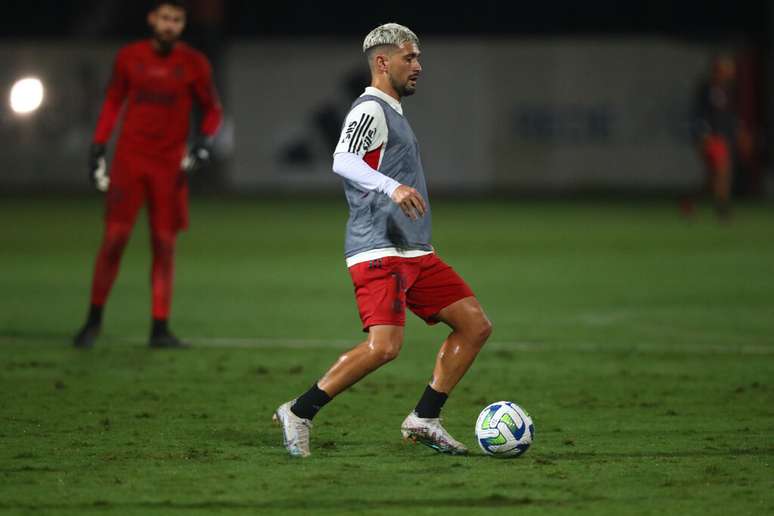 Arrascaeta durante treino do Flamengo –