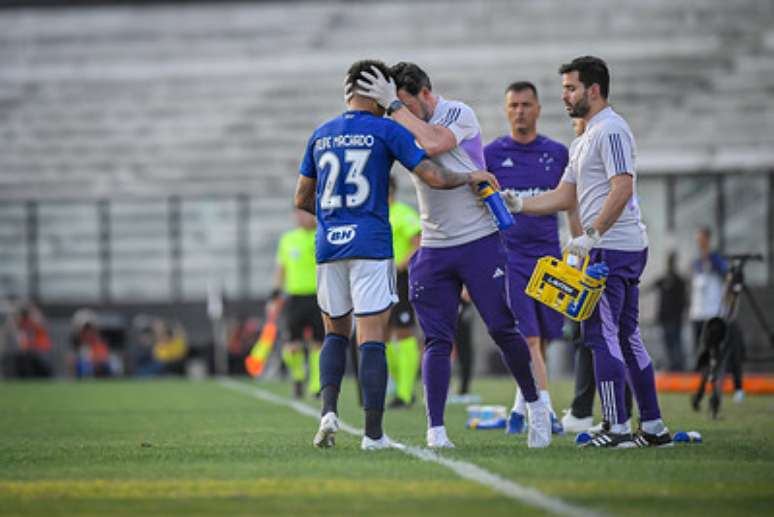 Machado é celebrado pela comissão técnica após fazer o gol que decidiu a vitória do Cruzeiro sobre o Vasco –