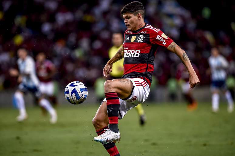 Ayrton Lucas é um dos principais jogadores do Flamengo na temporada –