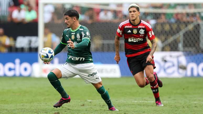 Joaquín Piquerez, do Palmeiras, e Pedro, do Flamengo, em jogo válido pela final da Supercopa do Brasil, no Estádio Mané Garrincha. 