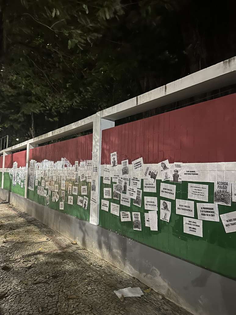 Fluminense fans put up protest banners against the scoreboard in Laranjeiras