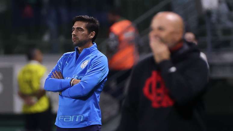 Abel, técnico do Palmeiras observa time do jogo contra o Flamengo 