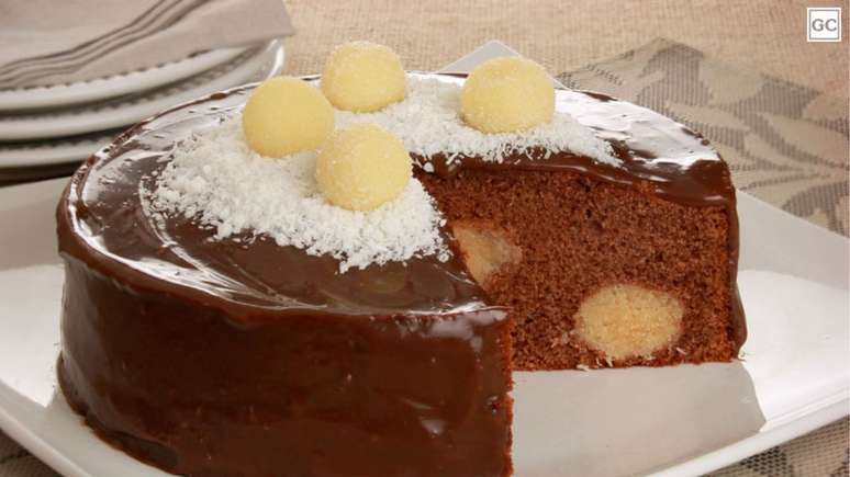 Bolo de chocolate com beijinho e coco ralado
