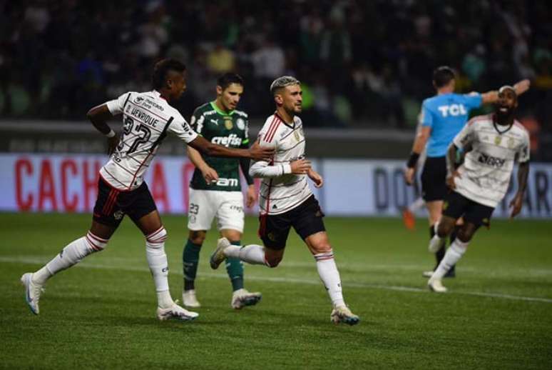 Arrascaeta celebrates the goal and Flamengo’s reaction against Palmeiras