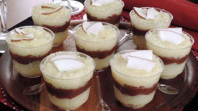 Bala de coco recheada no copinho