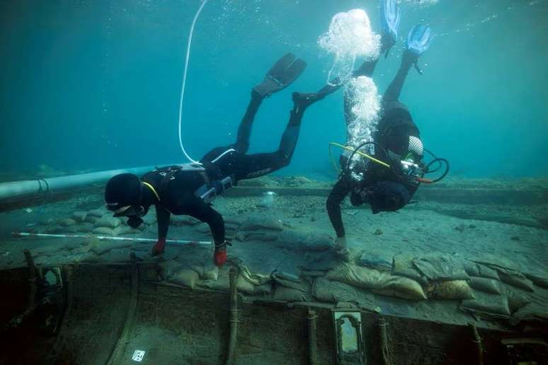 Mergulhadores da Universidade de Valência mapeiam e avaliam o estado de uma embarcação fenícia de 2.500 anos que está submersa a 60 metros da praia de Mazarrón.