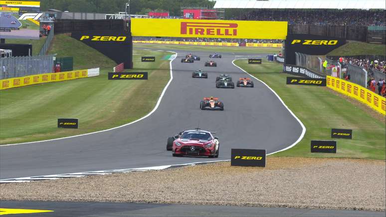 Safety car foi acionado ap&oacute;s quebra no carro de Magnussen