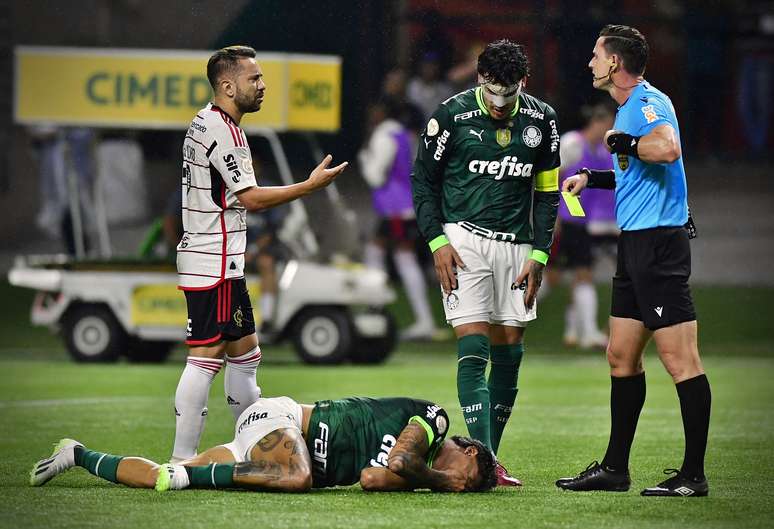 Everton Ribeiro questiona árbitro durante Palmeiras x Flamengo