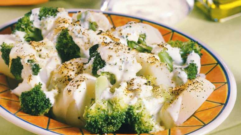 Potatoes with broccoli in white sauce