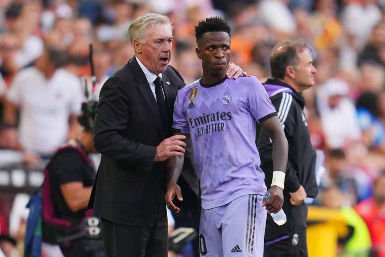 Carlo Ancelotti em conversa com Vini Jr no jogo entre Valencia e Real Madrid –