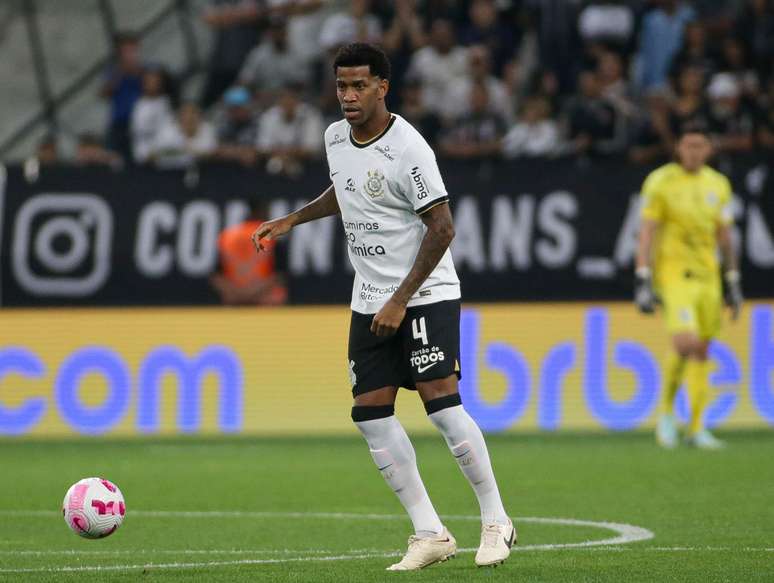 Gil demonstrates after being accused by Corinthians fans