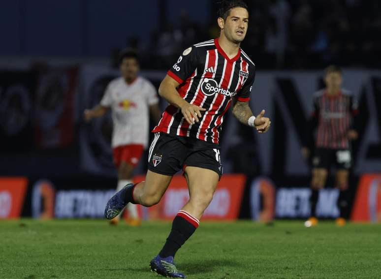 Pato fazendo sua reestreia pelo São Paulo 