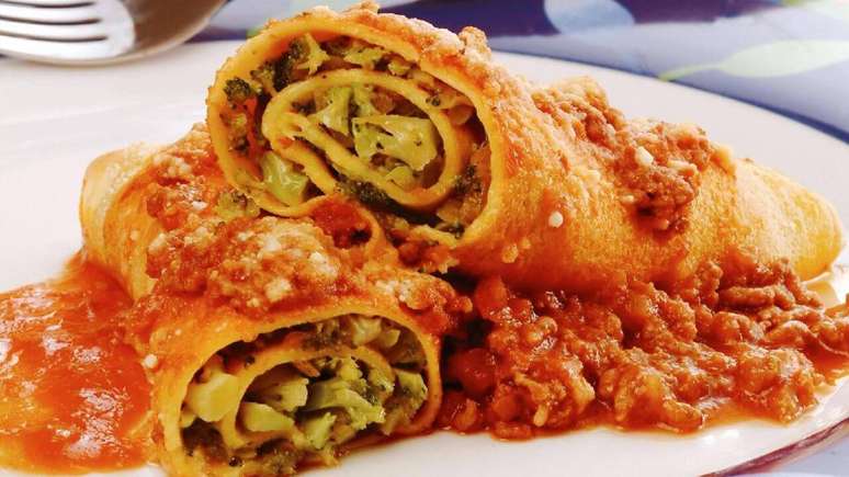 Broccoli pancakes with meat sauce