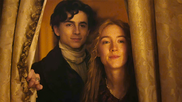 Timothée Chalamet e Saoirse Ronan em cena de Adoráveis Mulheres.