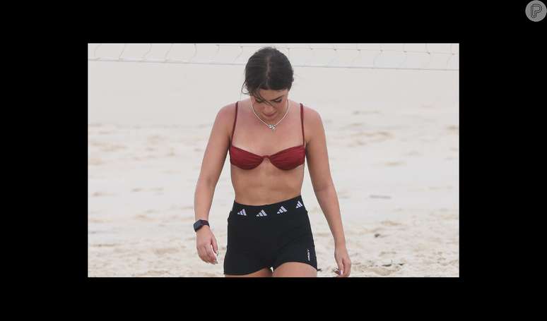 Jade Picon has an accident and falls face down in the sand while training in Barra da Tijuca.  Look at the pictures!