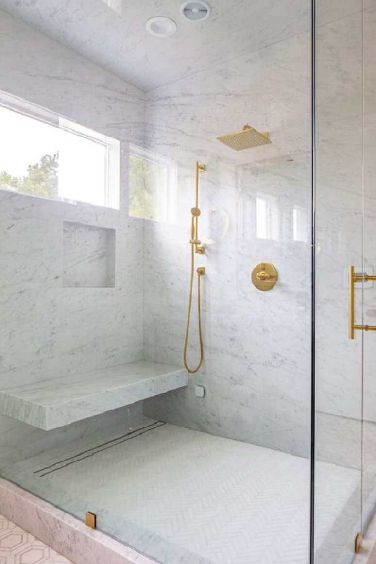 42.O ralo linear ficou muito discreto nesse protejo &ndash; Foto: Rue Magazine