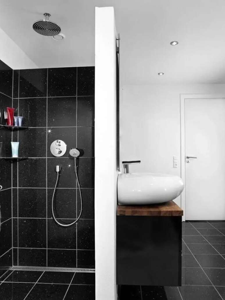 12. Banheiro com revestimento preto e ralo linear sifonado &ndash; Foto: IStock