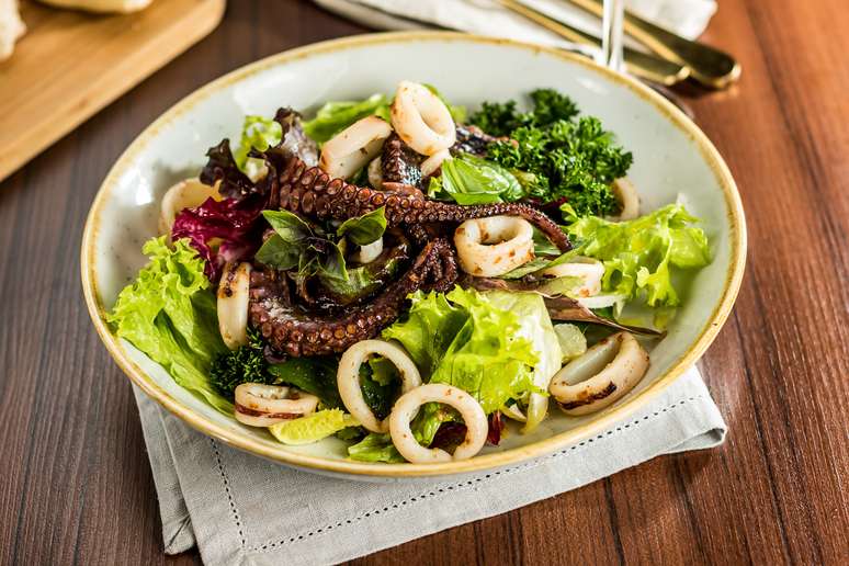 Veja como fazer essa salada morna com frutos do mar