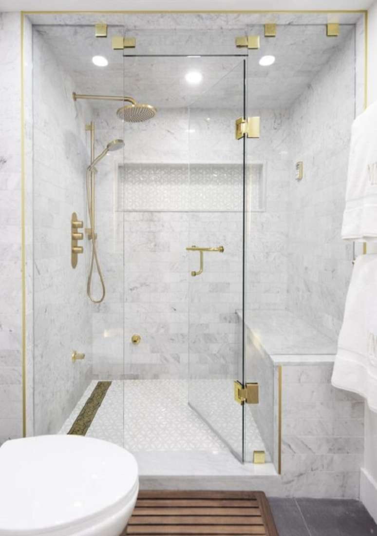 7. O ralo de banheiro linear e toques de dourado trazem eleg&acirc;ncia ao ambiente &ndash; Foto: Charlotte