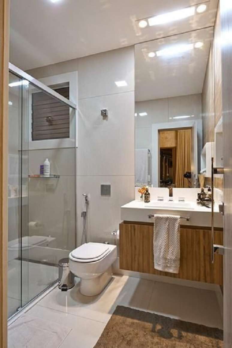 21. Banheiro pequeno com box de vidro e banheiro com ralo linear &ndash; Projeto de Glaucia Britto