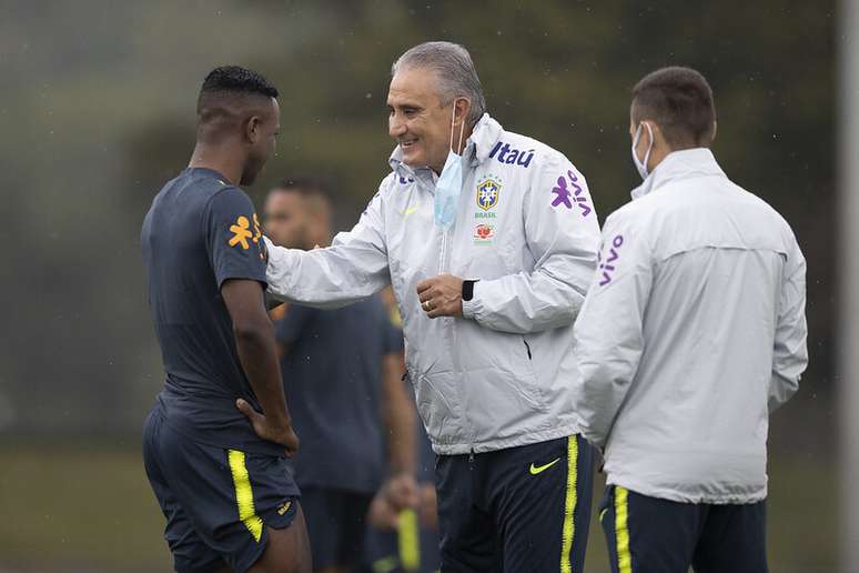 Tite durante conversa com Vini Jr na Sele&ccedil;&atilde;o &ndash;
