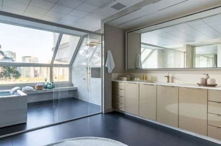 10. Banheiro amplo com banheira e ralo linear &ndash; Projeto de Mar&iacute;lia Veiga Interiores