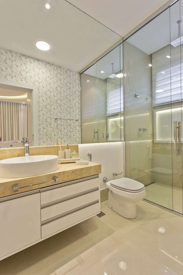 11. Banheiro clean com chuveiro de teto e ralo linear &ndash; Projeto de Iara Kilaris