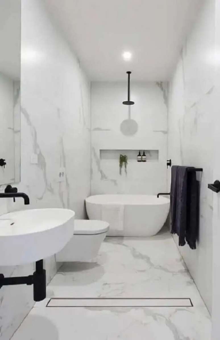 43. O ralo linear invis&iacute;vel ret&eacute;m a &aacute;gua do banho &ndash; Foto: Home Fashion Trend