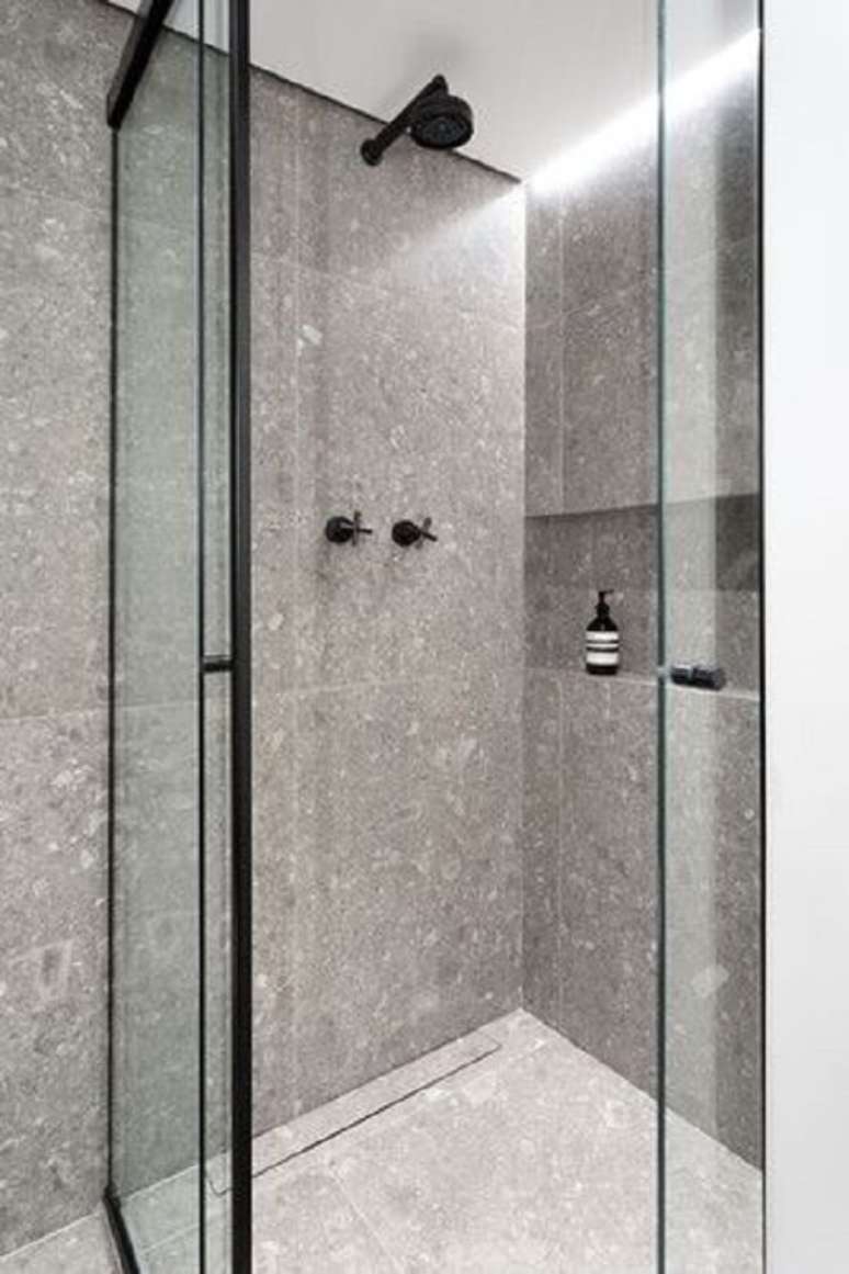 31. Chuveiro preto e ralo linear invis&iacute;vel &ndash; Projeto de SP Estudio