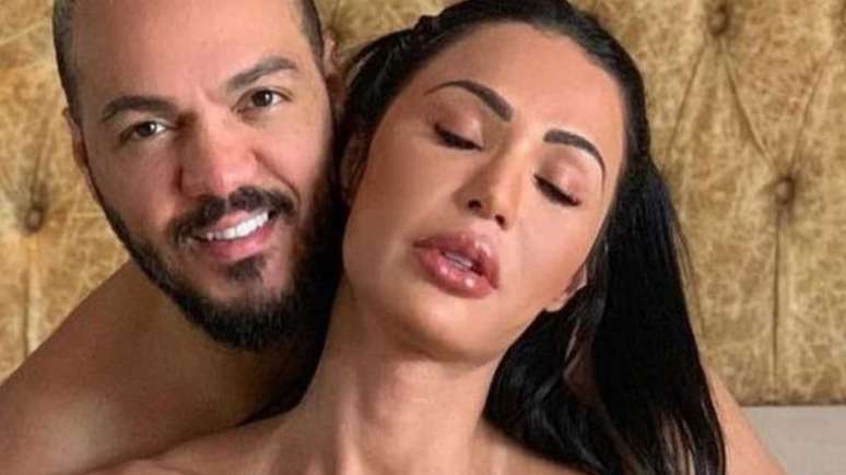 Belo doesn’t hesitate to use a stupid hand on Gracyanne Barbosa during a pole dance class