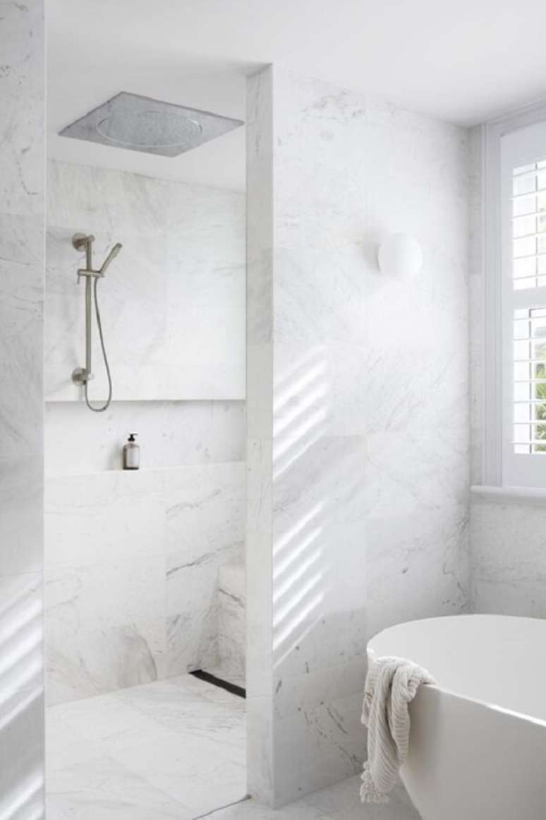 17. Banheiro com ralo linear e chuveiro de teto &ndash; Foto: Est Living
