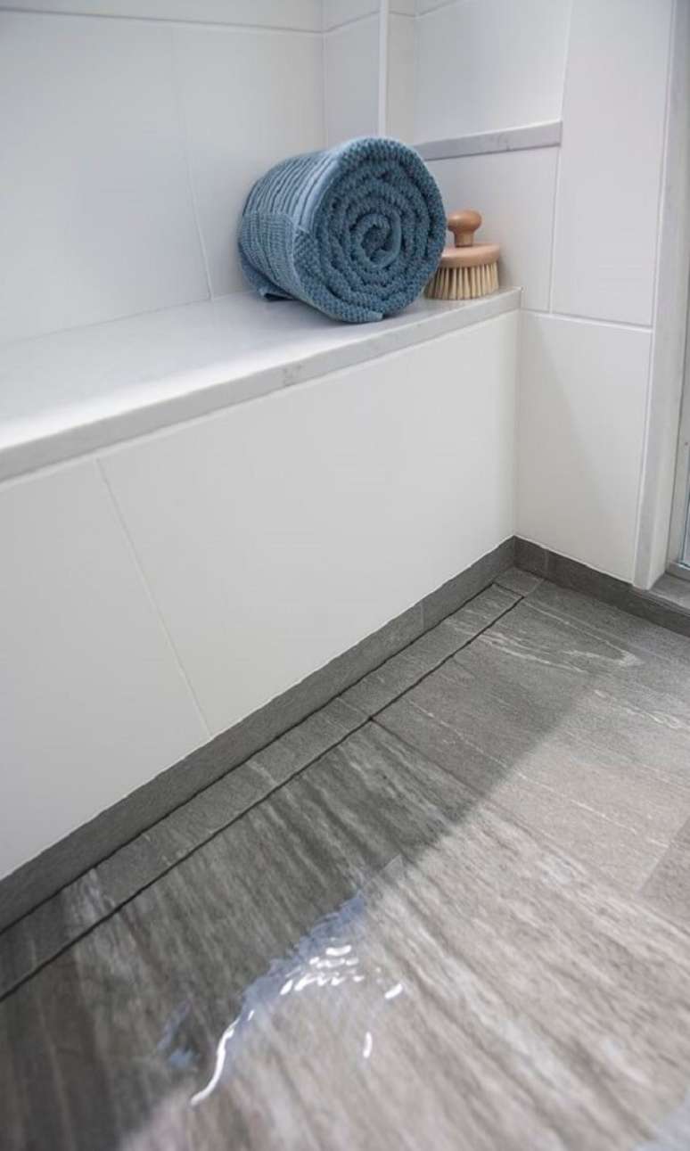 45. O ralo linear passa despercebido na decora&ccedil;&atilde;o do ambiente &ndash; Foto: Hawthorne Tile
