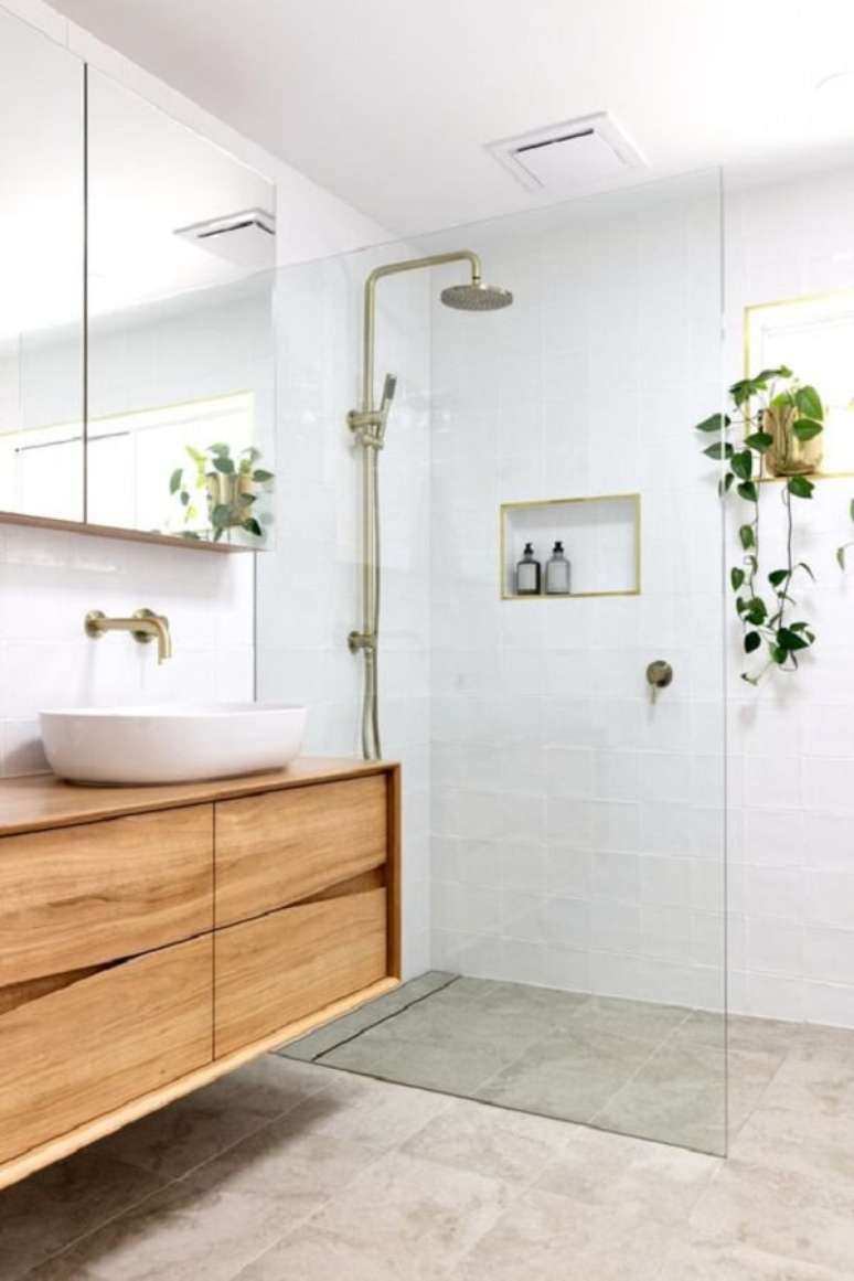 41. O ralo linear &eacute; uma tend&ecirc;ncia na decora&ccedil;&atilde;o -Foto: Interiors Addict