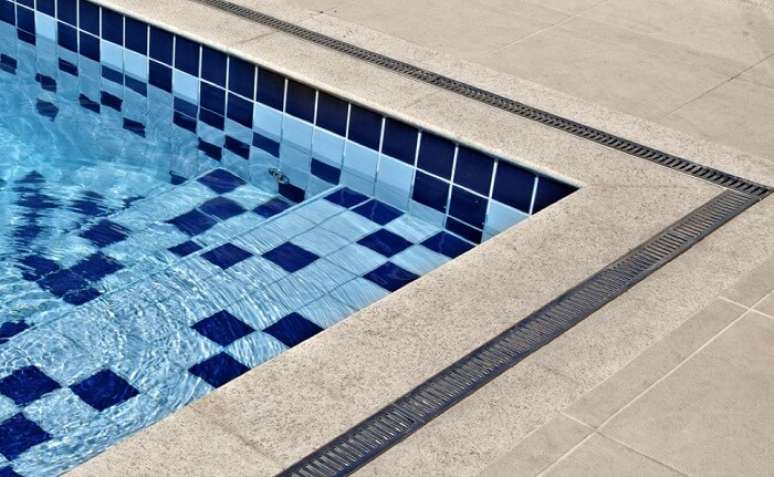 14. &Aacute;rea externa com ralo linear de piscina. Fonte: Acqua Design