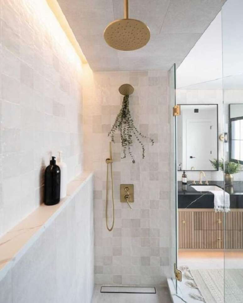 44. O ralo linear oculto traz um acabamento bonito para o banheiro &ndash; Foto: LD Shoppe