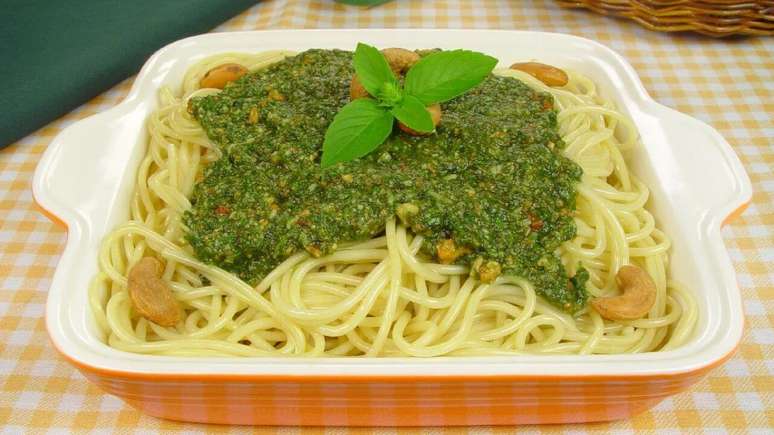 Macarronada ao molho pesto