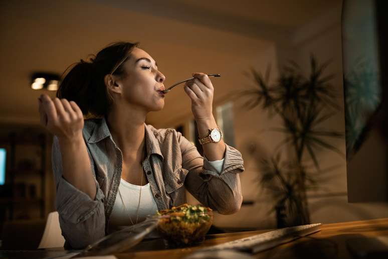 After all, does eating at night make you fat?  Clarifies the endocrinologist