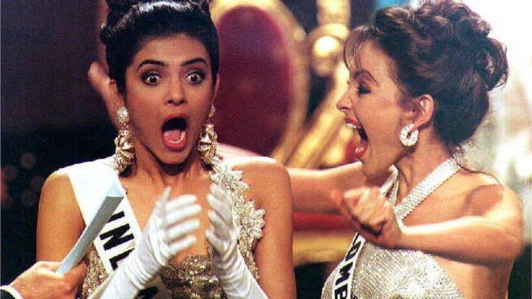 A representante indiana Sushmita Sen (esq.) foi coroada Miss Universo em 1994