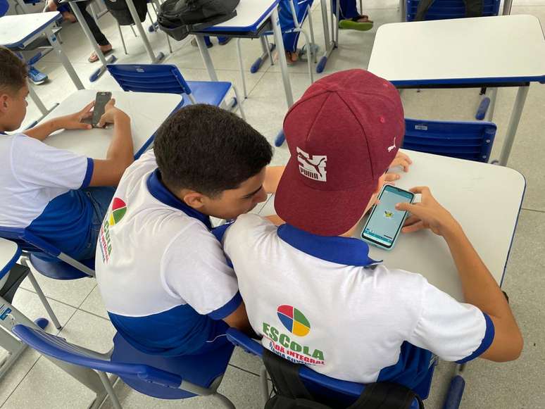 Estudantes jogando game criado pelo projeto ODS Gamificados.