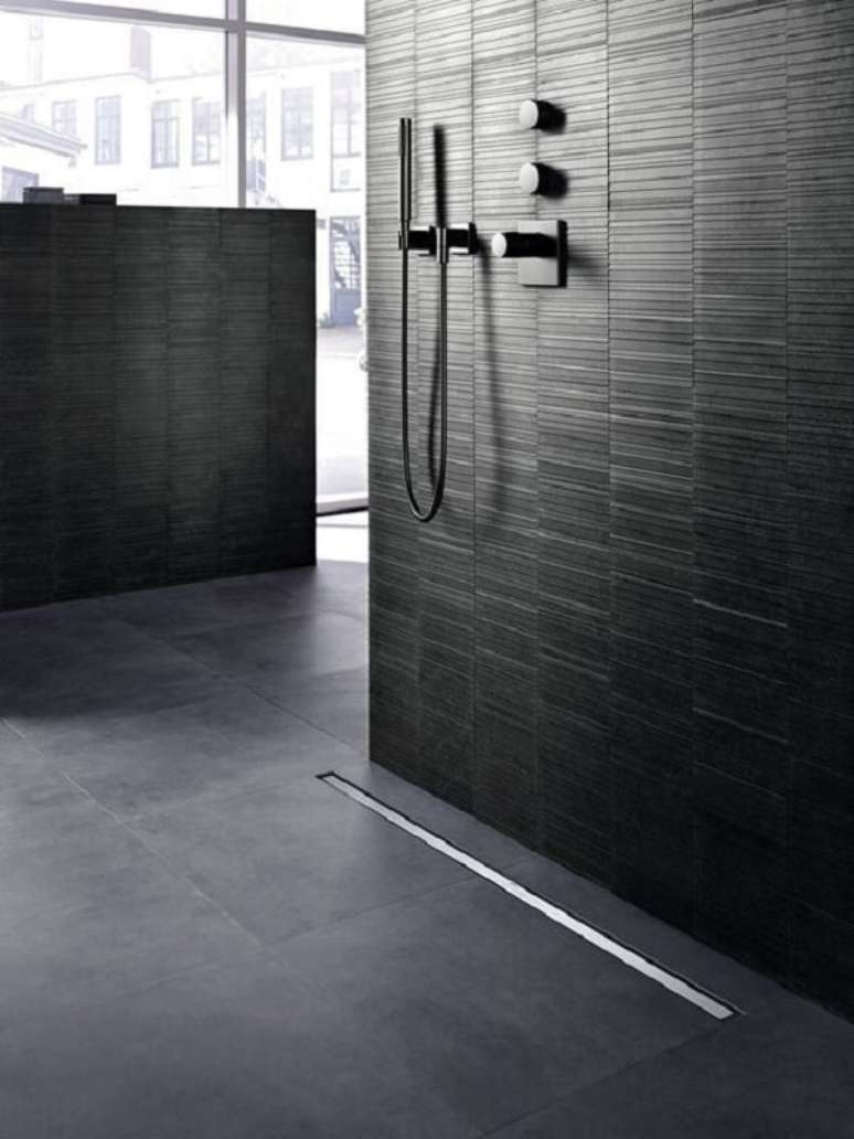 18. Banheiro com ralo linear inox &ndash; Foto: Lora Teagarden