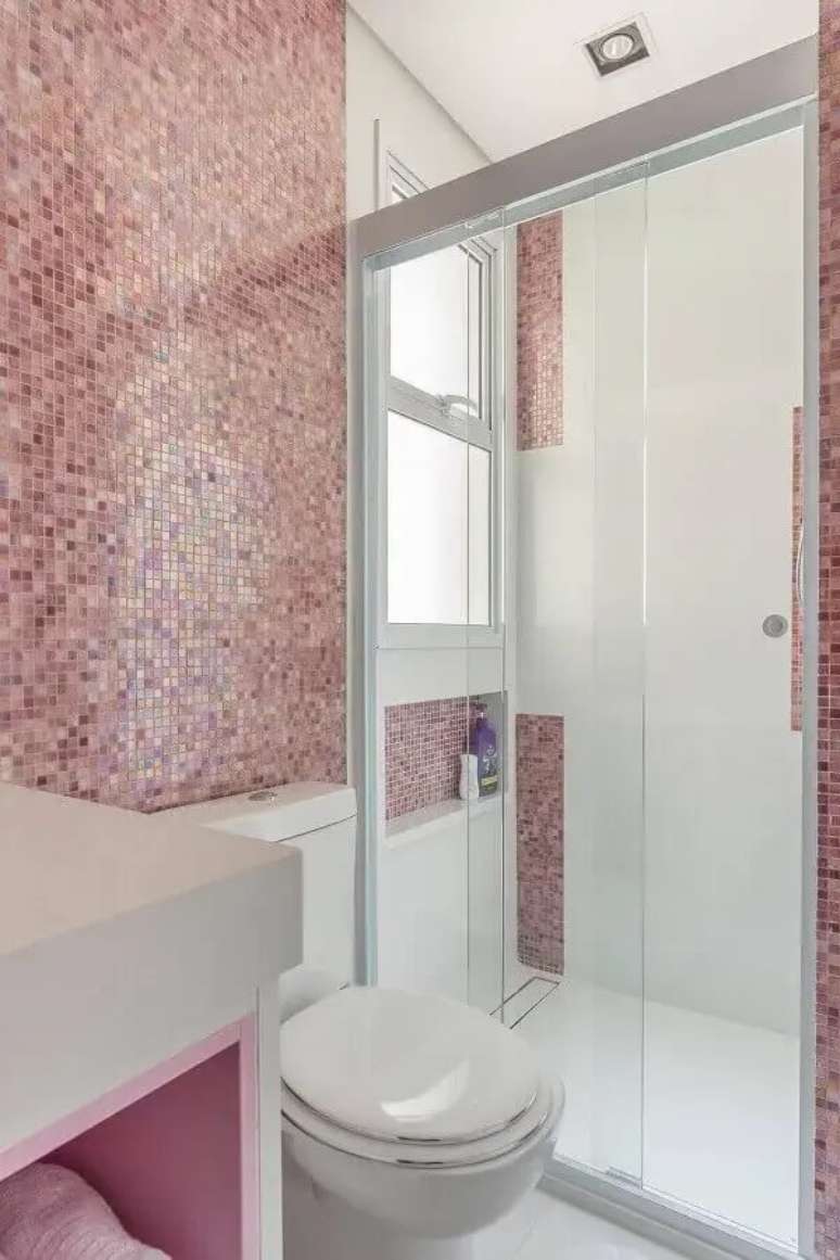 32. Decora&ccedil;&atilde;o de banheiro feminino com pastilhas cor de rosa e ralo linear invis&iacute;vel &ndash; Foto: Blog da Cyrela