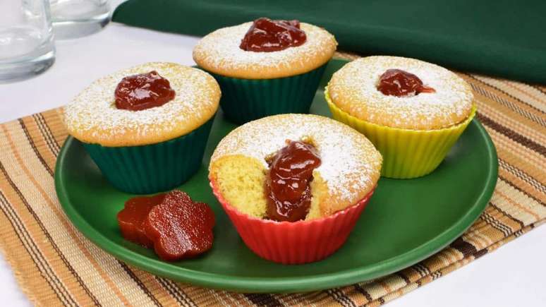 Bolinho de milho com goiabada