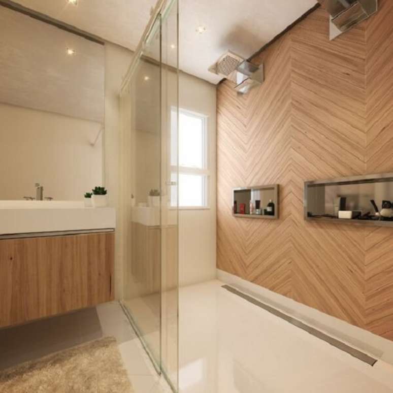 40. O ralo linear de banheiro traz um acabamento mais bonito para o piso &ndash; Foto: Elevato Acabamentos