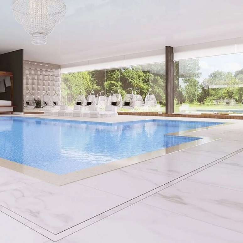9. Projeto com ralo linear de piscina para &aacute;rea externa &ndash; Foto: Keyato