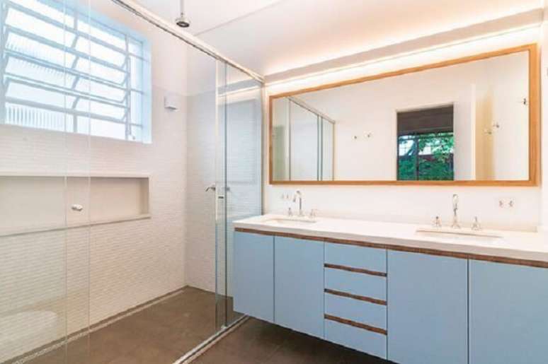 15. Banheiro com gabinete planejado e ralo linear &ndash; Projeto de INA Arquitetura