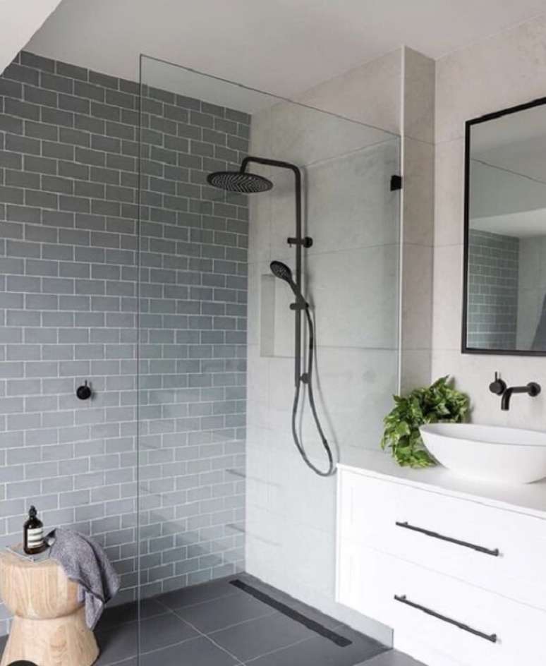 2. Modelo discreto de ralo linear para banheiro &ndash; Foto: NStyle Design