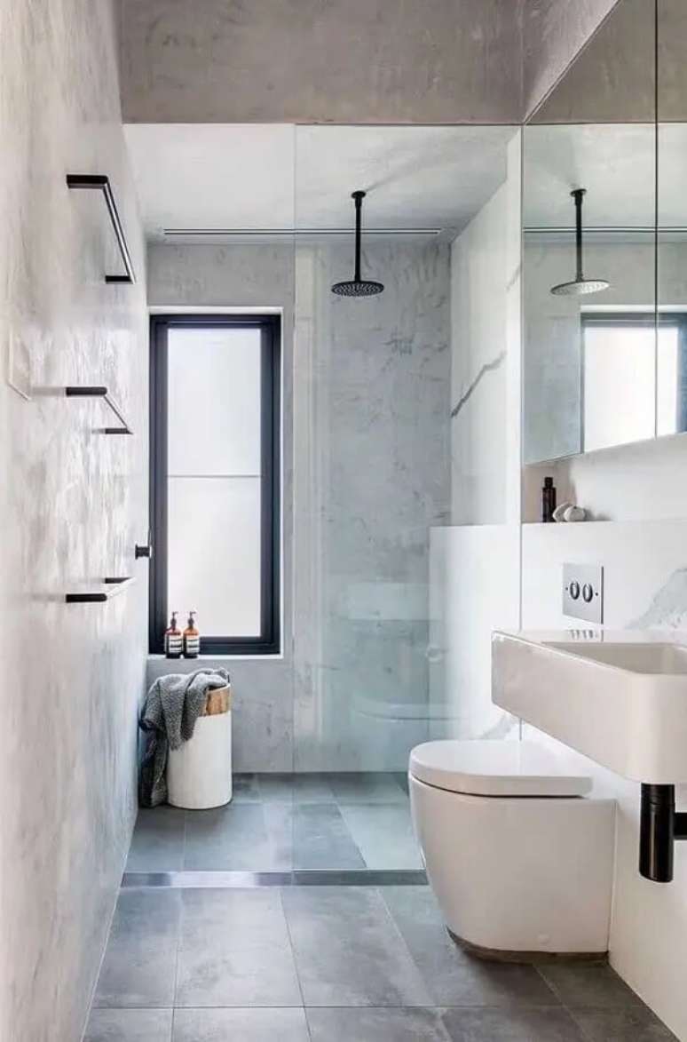 30. Chuveiro de teto preto e ralo linear &ndash; Foto: Decor F&aacute;cil